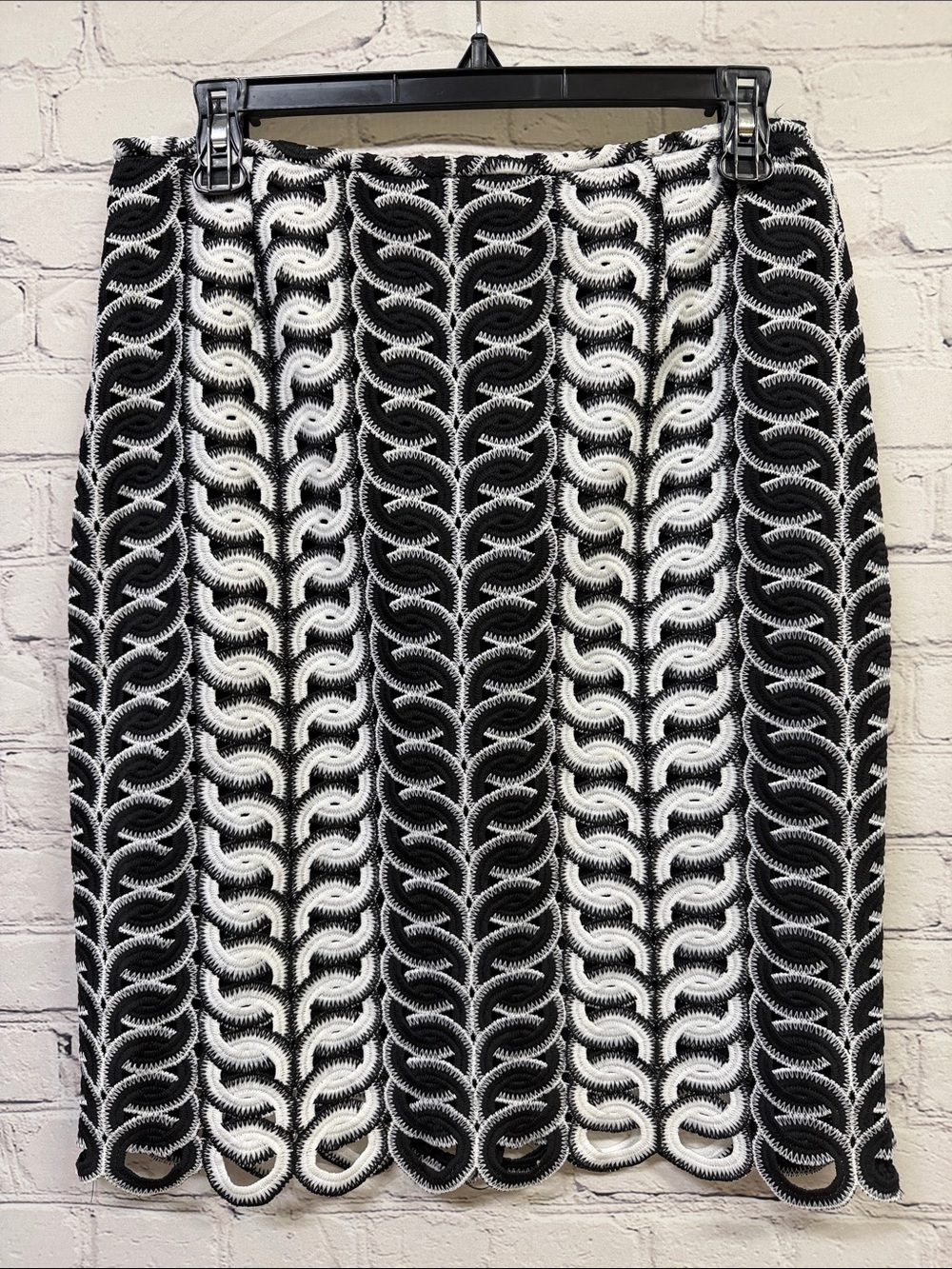 Tahari size 6 pencil skirt. Black & white new